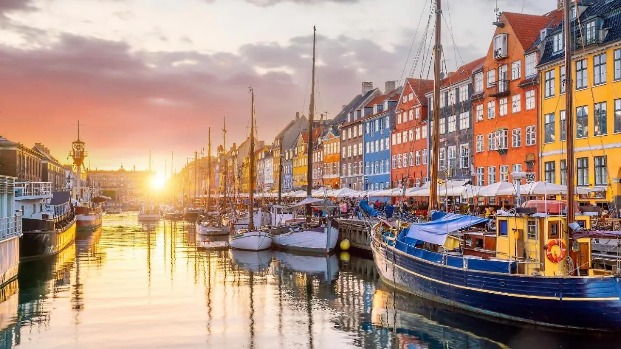 Big 4 Bedroom Apartment With Bathtub By Cph City Hall Square Copenhague