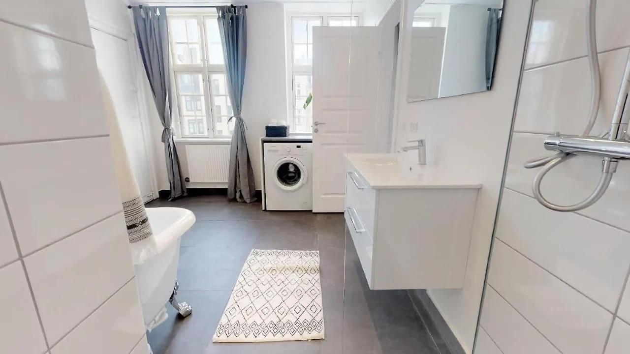 Big 4 Bedroom Apartment With Bathtub By Cph City Hall Square Copenaghen