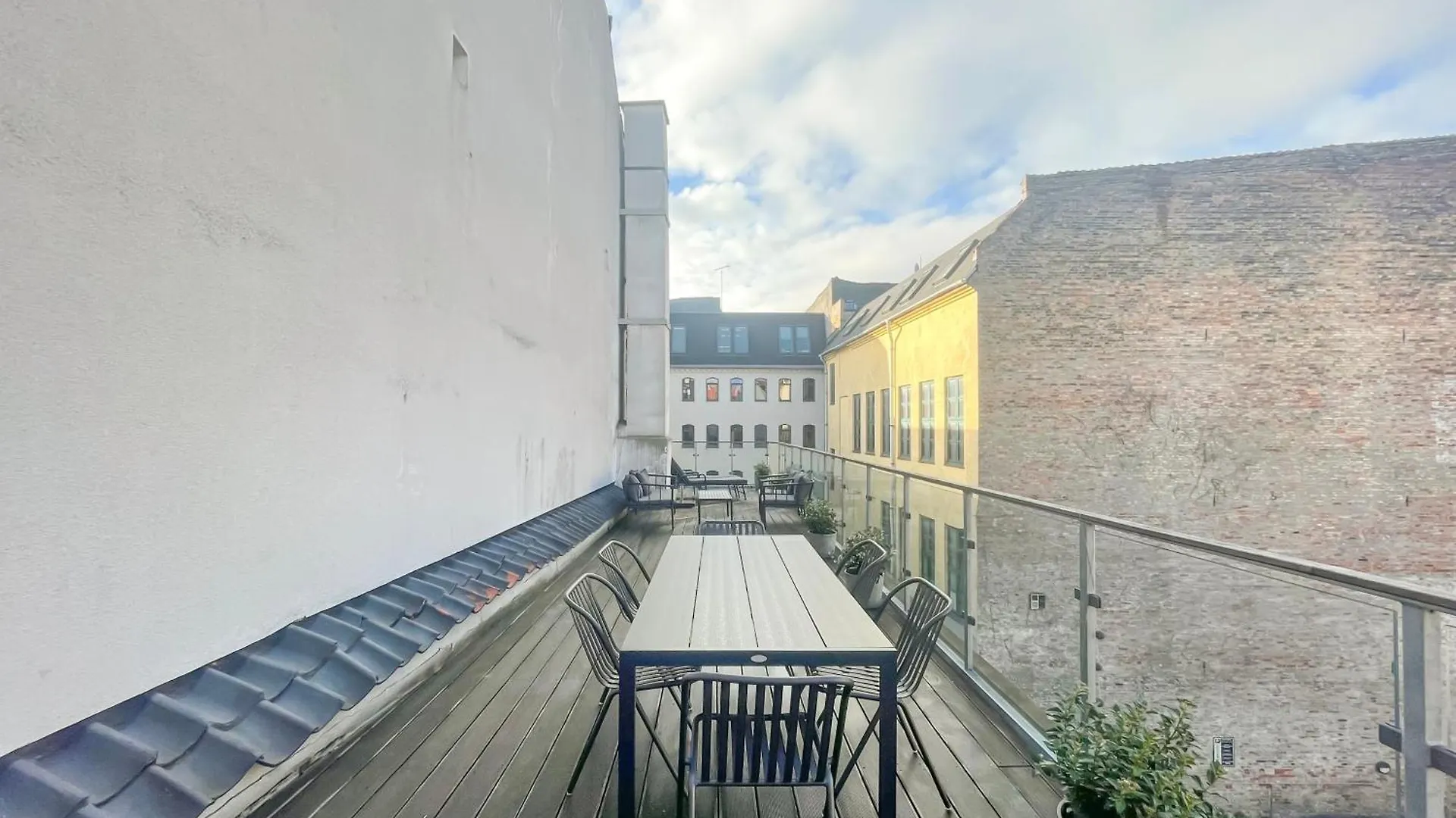 Big 4 Bedroom Apartment With Bathtub By Cph City Hall Square Copenaghen